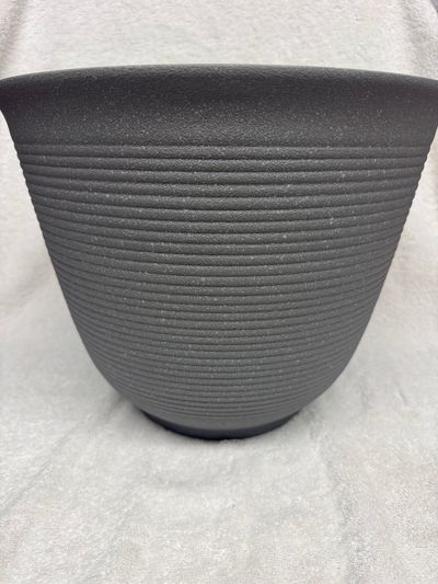 Brand New Large Plastic Flower Pot.14 in diameter Brand New Large Plastic Flower Pot.14in diameter
