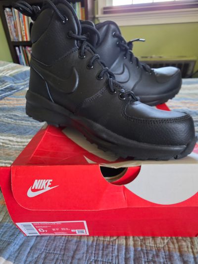 Nike BRAND NEW Black Manoa Boots 6 (Big Kid)