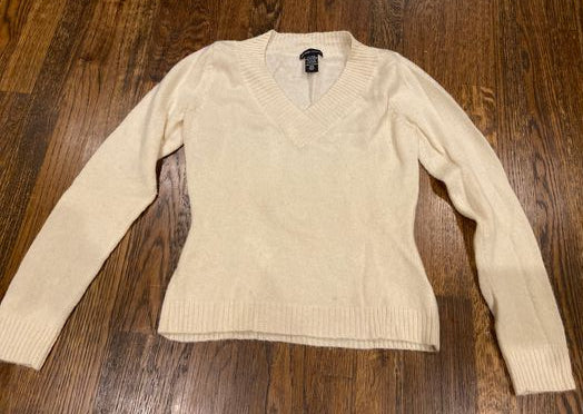 New York and Company Off white v-neck sweater Women's - XS
