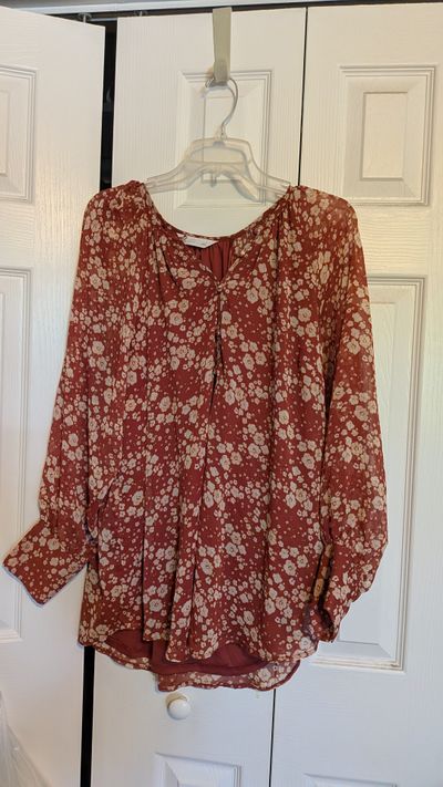 Lauren Conrad 100% polyester sheer sleeves, inner lining buttons on sleeves Women's - L