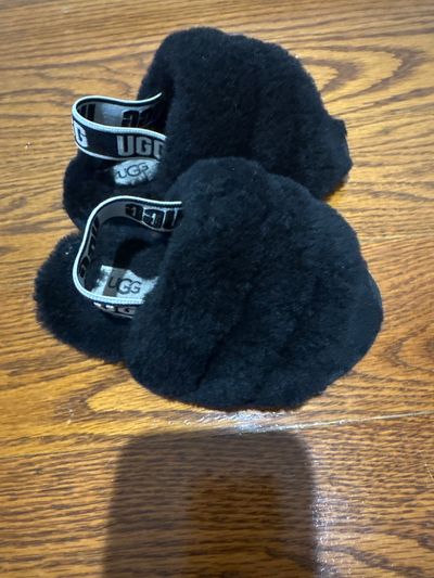 Ugg Girls black fuzzy slippers 7 (Toddler)