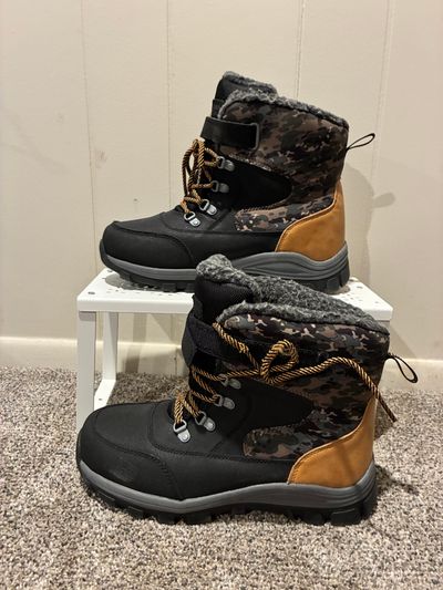 Snow boot New- never worn 6 (Big Kid)