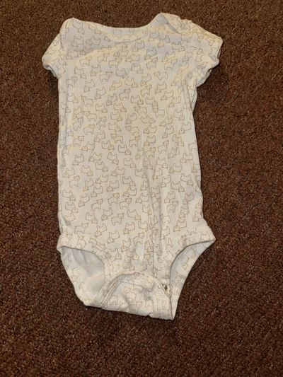 Carter's white with bears short sleeve onesie 9 Months