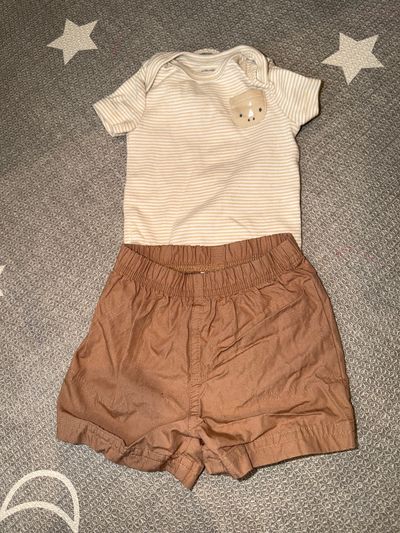 Outfit Short sleeve onesie with shorts 6 Months