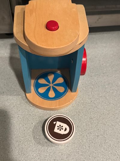 Melissa and Doug Keurig Coffee Maker Melissa and Doug Keurig Coffee Maker. Has these 2 pieces