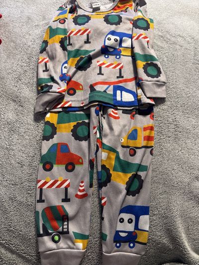 SHEIN Light weight material pajamas, size 2 to 3 years 2T