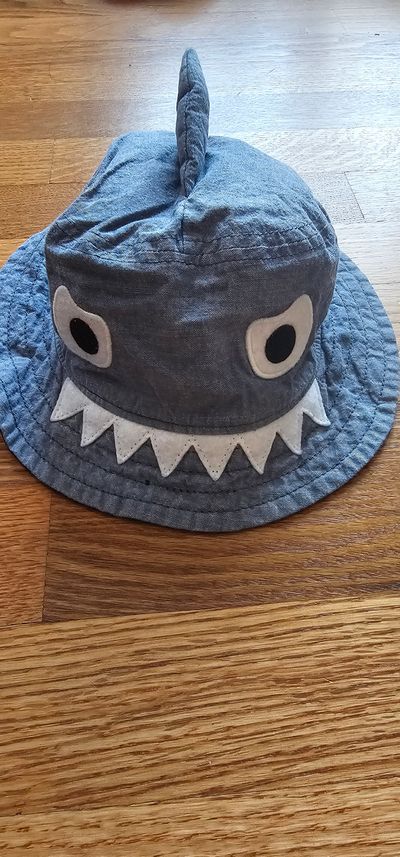 Baby Gap Cute shark design hat made from breathable lightweight cotton Infant (0-2 yrs)