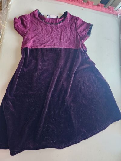 a burgundy velvet short-sleeve A-line dress. a burgundy velvet short-sleeve A-line dress. 6 (Big Kid)