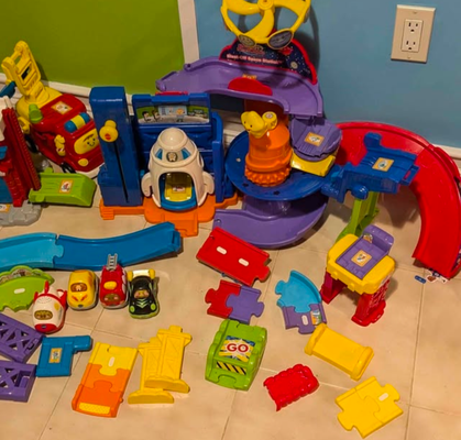 VTech Go Go Smart Assortment of pieces and sets comes with four vehicles play sound