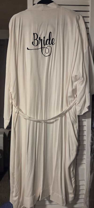 Bride robe Bride robe, runs very big, probably 18-20. Purchased as 1xl Women's 1X