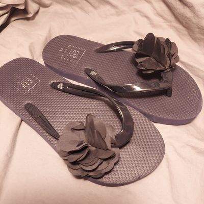 Gap like new! Navy blue w flower flip flop 12 (Lil' Kid)