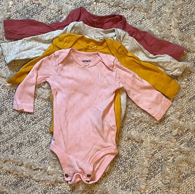 Carters long sleeve pointelle bodysuits lot of 4 Excellent condition. SFPF home 3 Months