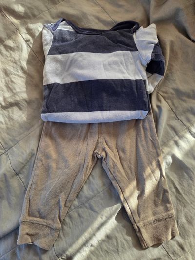 Carters Long sleeved onesie and pant  6 Months