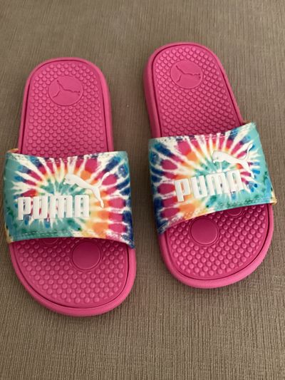 Like new! Puma Like new Pink tie dye band slides 3 (Big Kid)