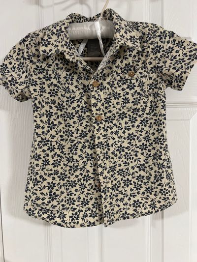 Tahari Short sleeve collared shirt with a floral pattern 4T