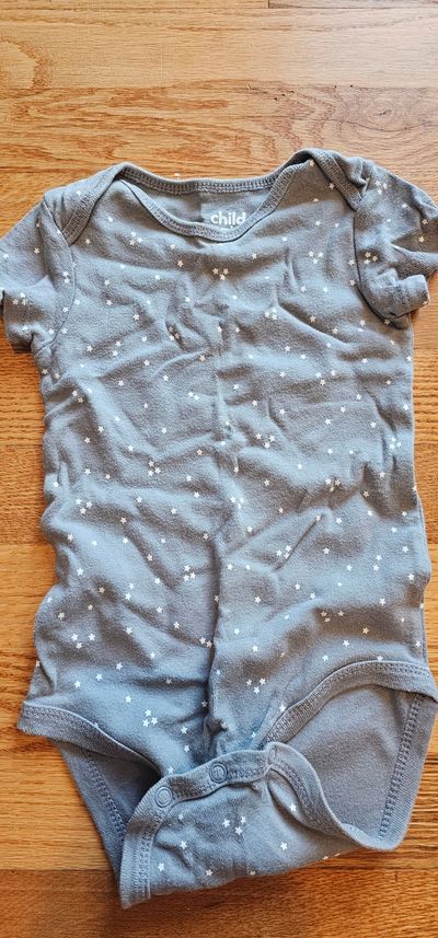 Carter's Like new size 6-12M boys bodysuit with stars graphics 6-12 Months