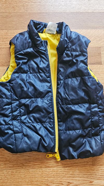 Uniqlo Like new Toddler boy bomber vest soft, lightweight 18-24 Months