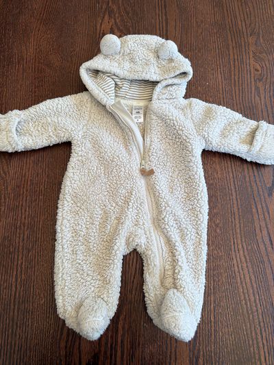 Carters snowsuit NB  0-3 Months