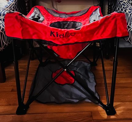 Kid Co Adjustable travel seat with mat Excellent Condition Red w bag