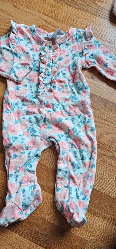 Nicole Miller New York Like new floral bodysuit with built-in footed coverage 6-9 Months
