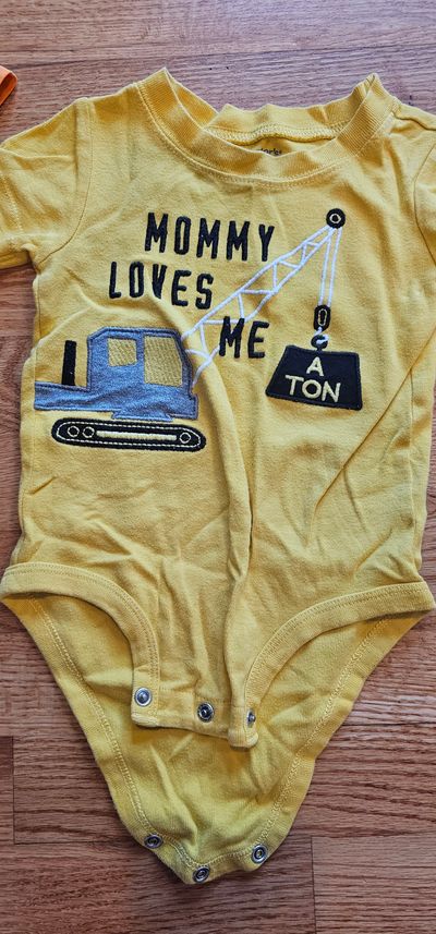 Carter's Great condition graphic bodysuit w/ Mommy loves Me 18 Months