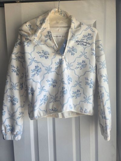 Brand new with tag Amercrombie Kids Zipper Hooded Size 11/12 retails $49.95 10-12