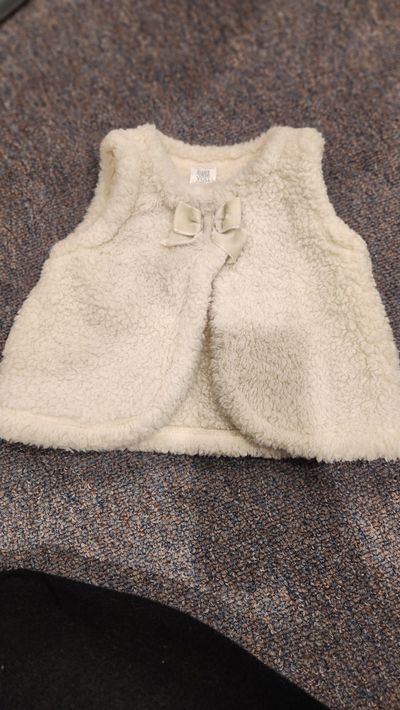 Carter's Fluffy vest 6 Months