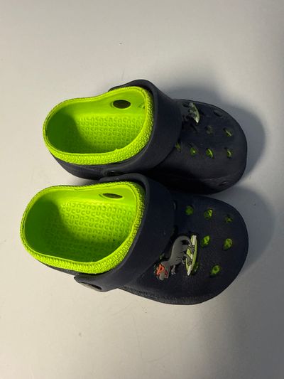 CapelliNY Look alike crocs navy and lime green w/ dinosaur fidgets 6 (Toddler)