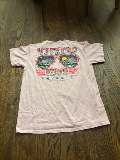 Simply, southern pink short sleeve shirt, picture Shows the back of it because that's where the detail is Women's - M