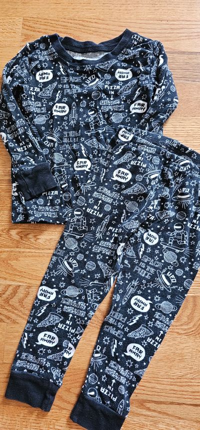 Carter's Fun outer space graphic snug fit PJ set in great condition 2T