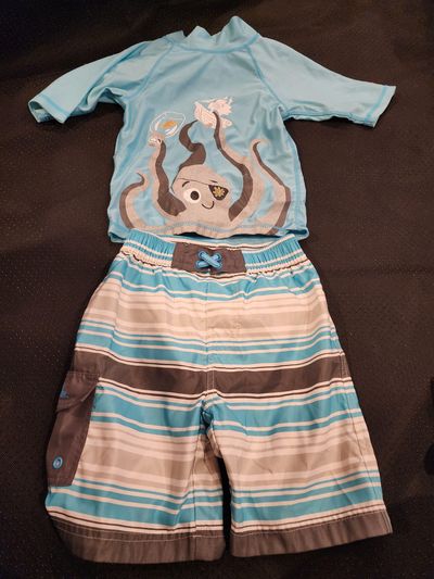 UV Skinz rash guard with an octopus graphic and striped swim shorts. 5T/5
