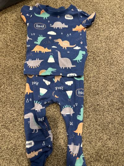 Old navy two piece dinosaur pajama Short sleeve top and pants 18-24 Months