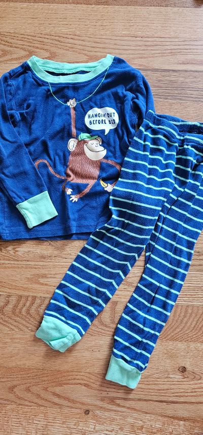 Carter's Cute monkey hanging out graphic snug fit PJ excellent condition 2T
