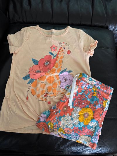 Carters Kids Peach Colored Giraffe Shirt w/ Flowered Shorts 7-8