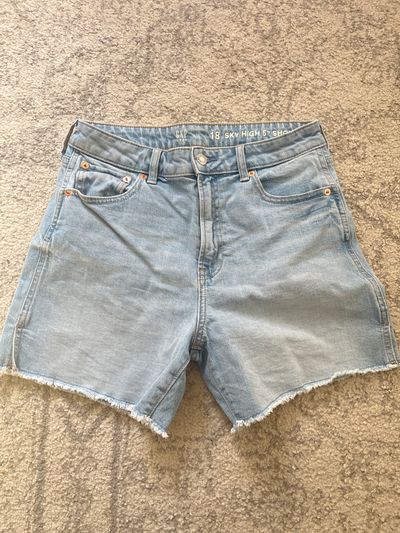 GAP teen Size 18 teen, stretch, Sky High 5inch EUC 18-20