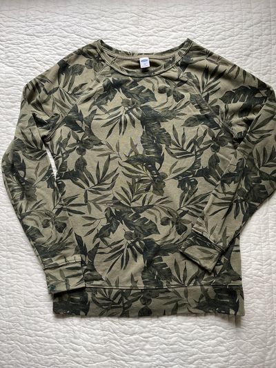 Old Navy Women XS can fit Girls XL. Long Sleeve. EUC Women's - XS