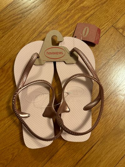Havaianas New- rose gold sandals 5-1/2 (Adult)