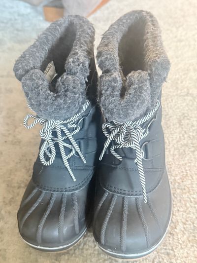 Cat and jack size 1 girl snow boots Cat and jack size 1 grls snow boots,some scuffs but good conditon 1 (Big Kid)