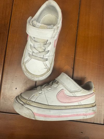 Nike little girls sneakers size 6C. Has scuffs Nike little girls sneakers size 6C. Has scuffs just needs to clea 6 (Lil' Kid)