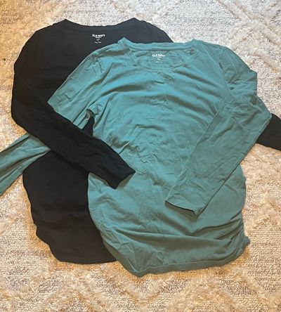 Old Navy long sleeve tees maternity lot Black v neck and teal scoop neck. Excellent condition SFPF Women's - S
