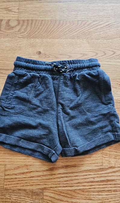 Carter's Excellent condition boys shorts in dark gray removed brand tags 2T