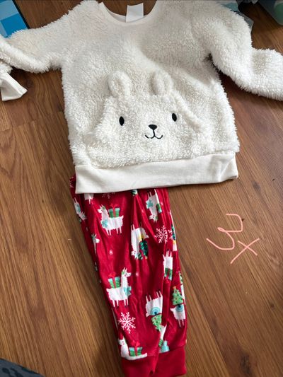 Unknown Fuzzy sweater bear pjs 3T