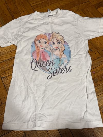 Disney frozen queen sisters t shirt xs  Junior XS - 0