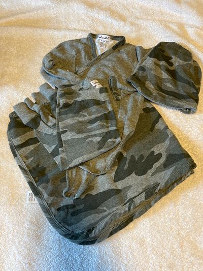 Splendid layette set dark gray camo Blanket, hat, onesie and pants 6-9 Months
