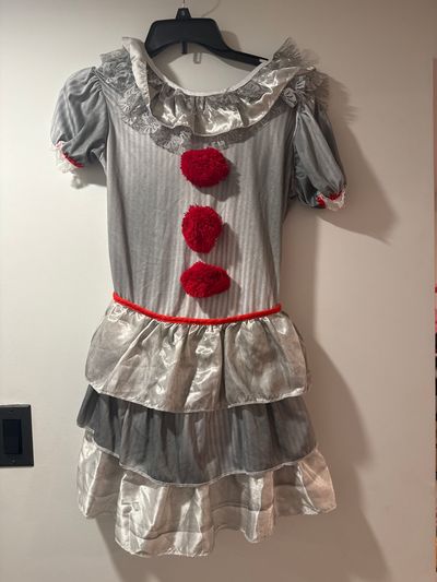 Like new worn once Pennywise from it Halloween Costume dress fits from a size 10 to 16 comes with gloves & tight