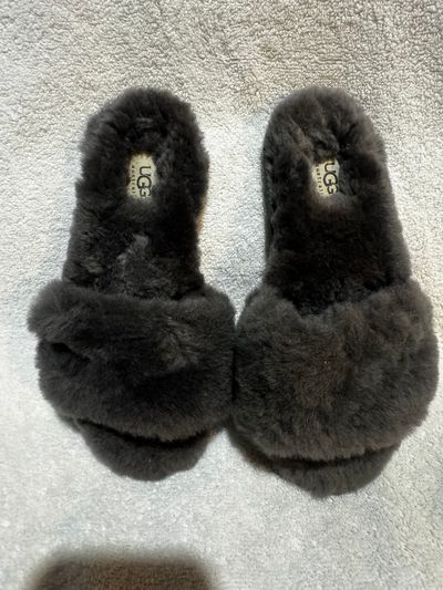 Brand New, never worn Ugg Slippers. Size 6 Brand New, never worn Ugg Slippers. Size 6 6 (Adult)