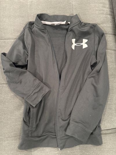 Under armor Black zip up under armor jacket with pocket on each side 7-8