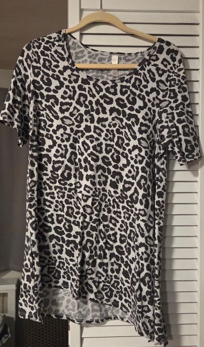 Lularoe top  Women's - M