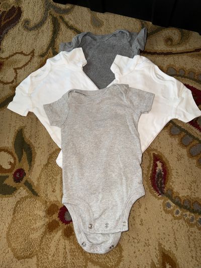 Carters Set of 4 Carters short sleeve onesies 1 0-3 Months
