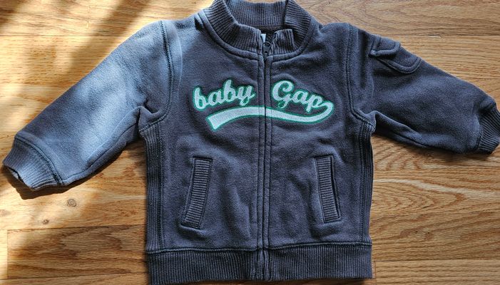 BabyGap Excellent condition front zip sweat shirt functional side pockets 12-18 Months